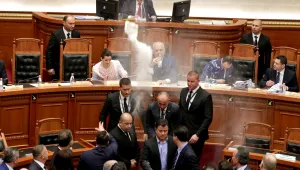 Брашно и яйца по албанския премиер в парламента (СНИМКИ)