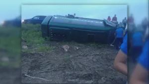 Бус с младежи се обърна край Лясковец