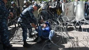 Десетки ранени в Ереван при протести срещу предложения за премиер бивш президент 