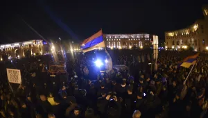 Арменският президент се срещна с протестиращите и с лидера на опозицията