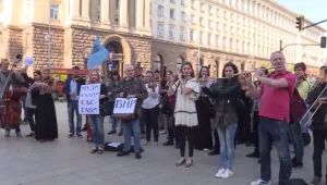 Под прозорците на властта: Музикантите от БНР протестират трети ден 
