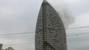 Пожар избухна по-рано днес в небостъргач в Баку (СНИМКИ и ВИДЕО)