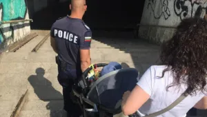 Истината за снимката с полицай, който помага на майка с количка
