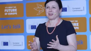 Еврокомисар: Истанбулската конвенция не е свързана с еднополовите бракове