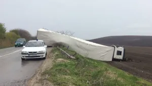 Преобърнат тир затруднява движението на пътя Русе – Плевен (СНИМКИ)