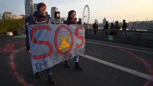 Протест на екоактивисти блокира движението в Лондон