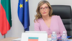Захариева пред „Ди Велт“: В Скопие почитат Тито, все едно Берлин да чества Хитлер