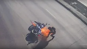 Моторист се запали на оживен булевард в Русия (ВИДЕО)