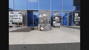 Мъж легна с вързани зад гърба си ръце пред Руския културен център в София