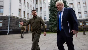Джонсън и Зеленски направиха обиколка по улиците на Киев