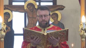 Молитва на съвременен български език: Защо отец Иван загърби църковнославянския?