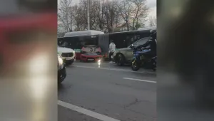 Спортна кола се обърна по таван в центъра на София