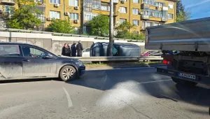 Кола се обърна на столичен булевард, движението е затруднено (СНИМКИ)
