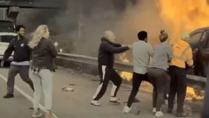 „Тези хора са истински герои“: Спасиха мъж от горяща кола на магистрала (ВИДЕО)