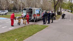 Моторист пострада, след като се блъсна в пътен знак в Русе (СНИМКИ)