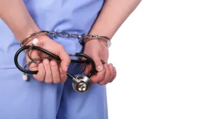 Съдят лекар за отравяне на 30 пациенти, 12 от които са починали