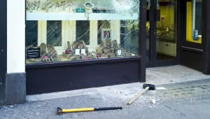 Обирали магазини за скъпи бижута в Европа: Екстрадират член на 