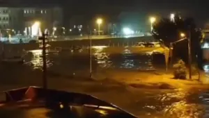 Бедствено положение в Турция: Наводнения взеха две жертви и срутиха мост (ВИДЕО)