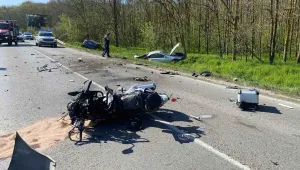 Мотор се вряза в спряла напречно на пътя кола. Мотористът загина