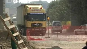 Дупките по пътя за Дунав мост ядосват шофьорите