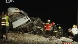 Седем души загинаха при катастрофа между влак и минибус в Израел 
