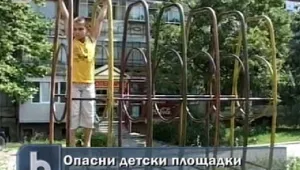 Състоянието на момчето, затиснато от пързалка, се стабилизира