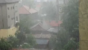 Силен дъжд, с бурен вятър и градушка, удари Добрич    