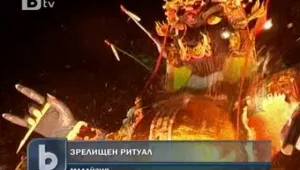 Запалиха 11-метрова статуя на фестивал в Малайзия