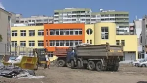 Усилени ремонти кипят в родните школа