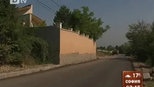 Абсурдите на строителния бум: Електрически стълб в двора на къща 