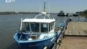 Румънски кораб пречиства водата в река Дунав