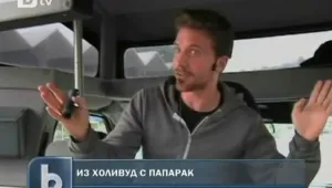 Из Холивуд с папарак за компания 
