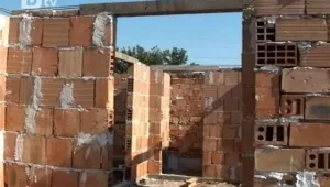 Цяло село гради къща на пострадало от взрив семейство