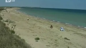 Ръждиви железа се търкалят по плажа край Дуранкулашкото езеро