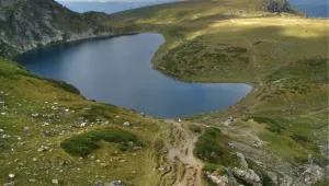Издирват туристи, къпали се на езерото Бъбрека в Рила
