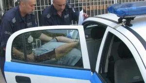 Полицията задържа 