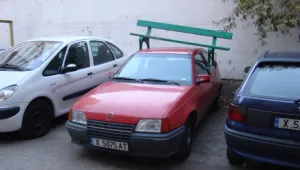 Да намериш колата си с пейка на покрива...