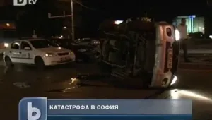Автомобил се обърна на кръстовище в столицата 