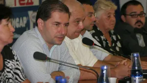 С трусове, напукани стени и миризма на сяра - така живеят в Челопеч