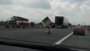Камион се обърна на магистрала 
