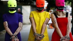 Pussy riot изгарят портрети на Путин и Лукашенко в нов клип