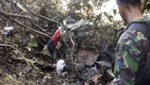 Разби се малък самолет с филипинския вътрешен министър на борда
