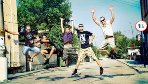 Q-Check подгряват на открито феновете преди концерта на RHCP