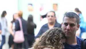 Близки на жертвите на атентата скърбят за тях в Бургас