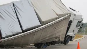 ТИР се завъртя, блъсна лека кола и затвори Е-79