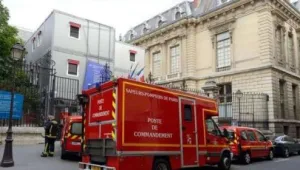 Над 120 пожарникари гасиха огън в Националната библиотека на Франция в Париж