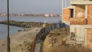 Достъпът до кея в Равда е преграден със стена