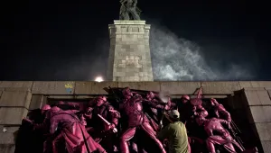 Москва размаха пръст на София заради розовия паметник