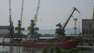 Съкратени корабостроители посрещат празниците на свещи