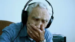 Любовната песен на 96-годишен мъж за покойната му съпруга трогна света